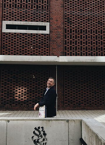 Stevan Paul mit seinem Buch „kochen“.